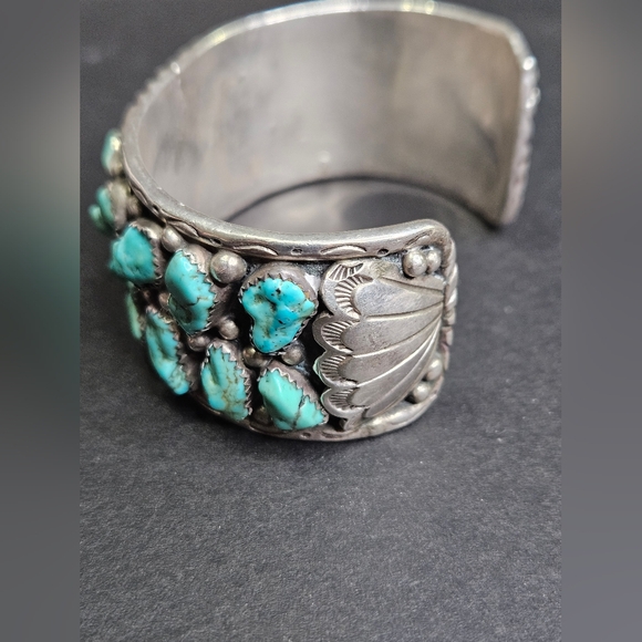 Vintage 1940s Navajo Cuff. Sterling Silver With Green And Blue Turquoise - Picture 3 of 5